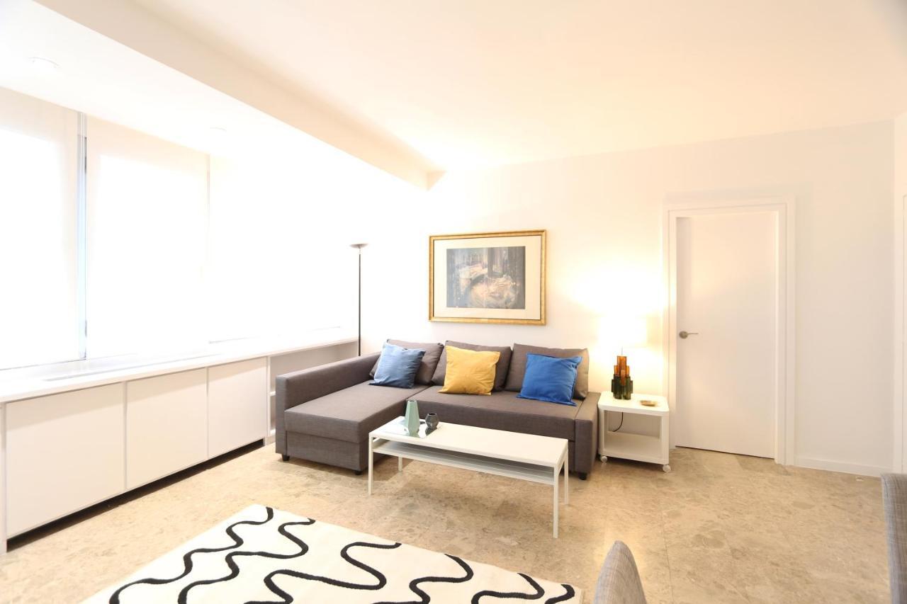 Appartamento Urbantec Realty - Plaza De Colon Madrid Esterno foto