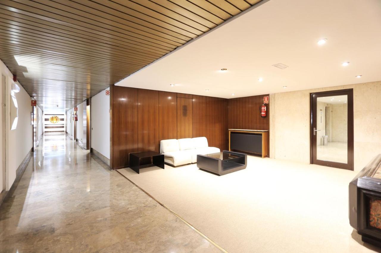 Appartamento Urbantec Realty - Plaza De Colon Madrid Esterno foto